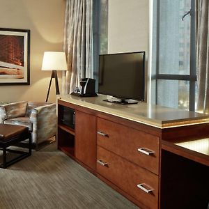 Corner Queen Room City View